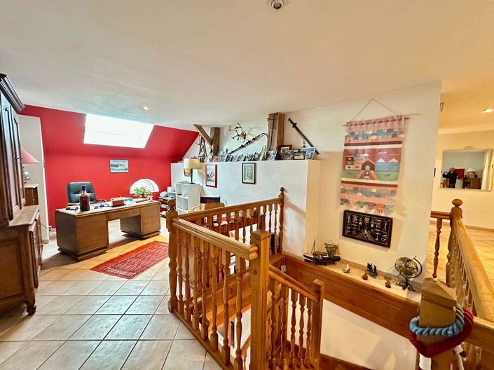 Image No.16-8 Bed House for sale