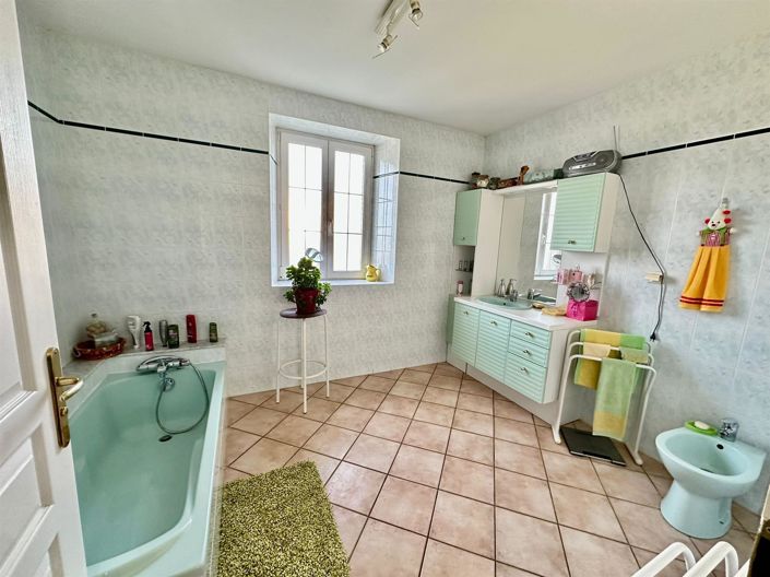 Image No.18-8 Bed House for sale