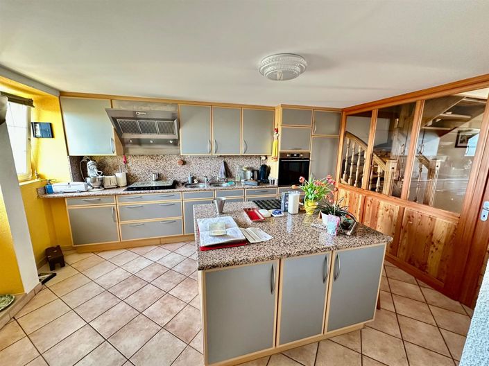 Image No.8-8 Bed House for sale