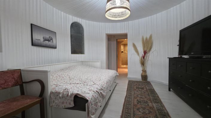 Image No.33-8 Bed House for sale