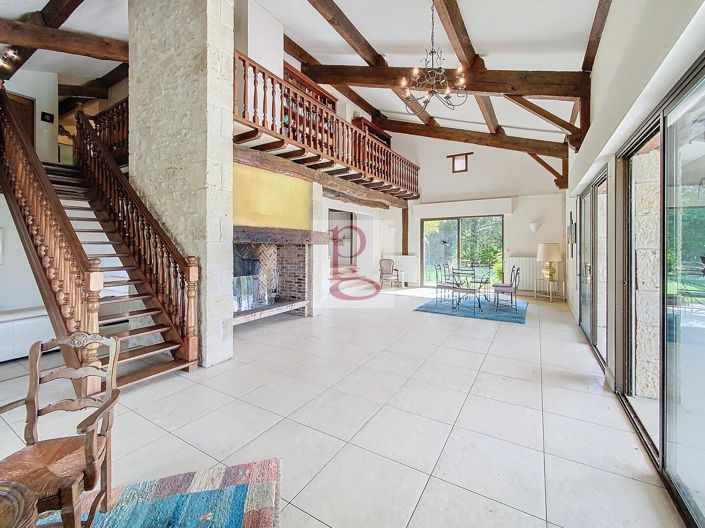 Image No.9-6 Bed House for sale