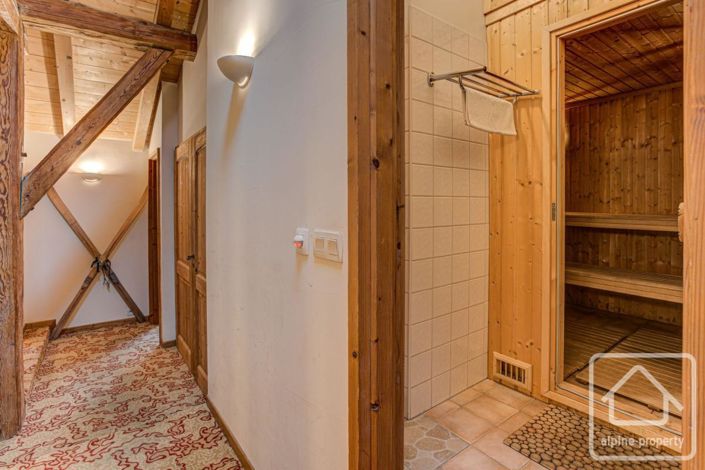 Image No.12-5 Bed Property for sale