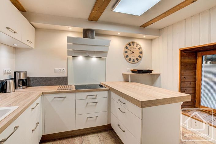 Image No.8-5 Bed Property for sale