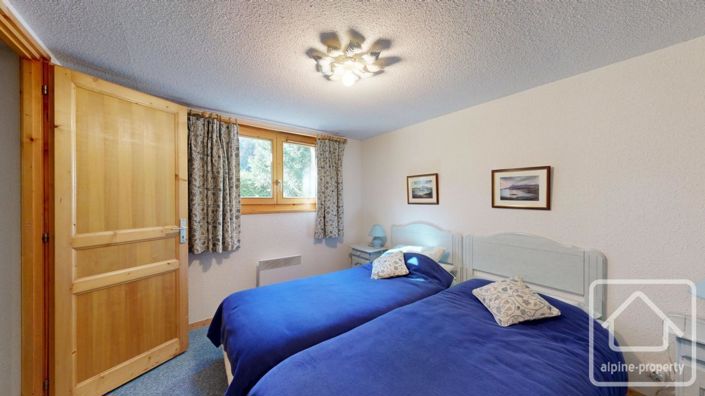 Image No.28-5 Bed Property for sale