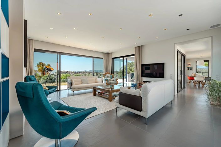 Image No.8-6 Bed House for sale