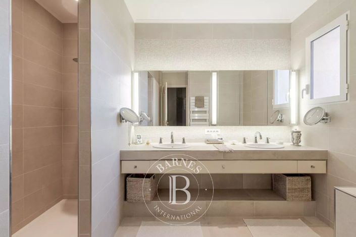 Image No.24-5 Bed House for sale