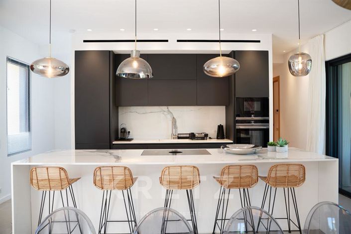 Image No.8-5 Bed House for sale