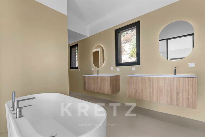 Image No.9-5 Bed House for sale