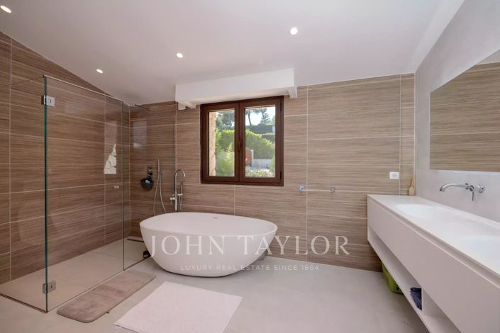 Image No.8-4 Bed House for sale