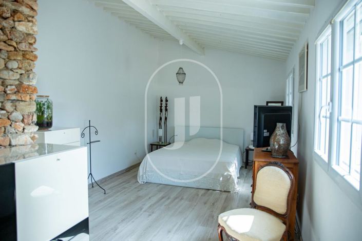 Image No.6-5 Bed House for sale