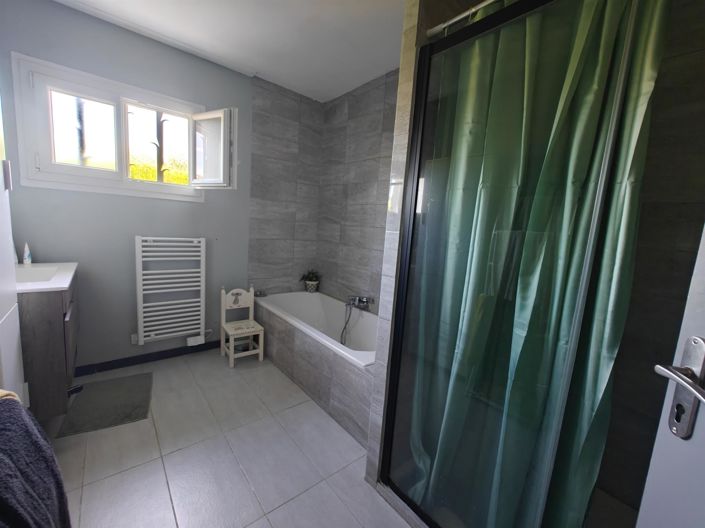 Image No.8-5 Bed House for sale