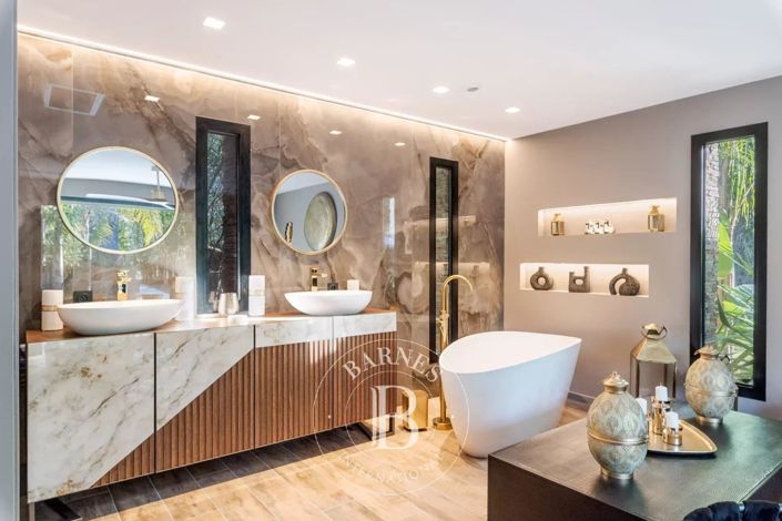 Image No.12-6 Bed House for sale