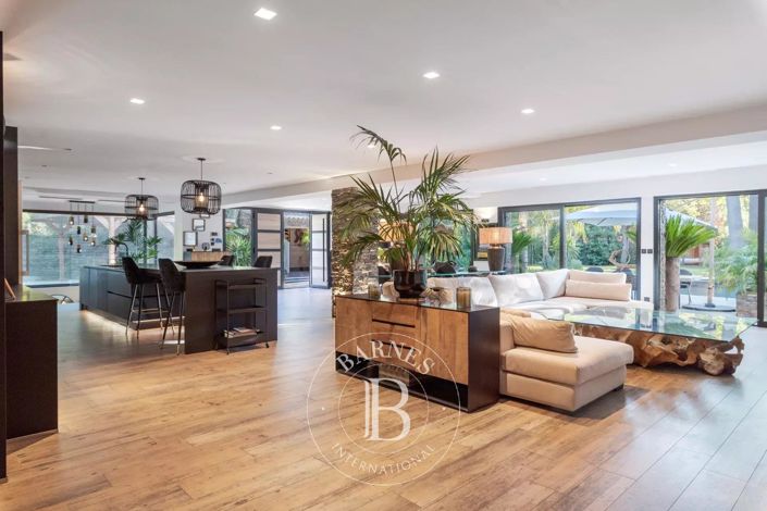 Image No.6-6 Bed House for sale