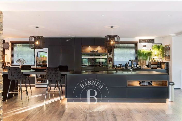 Image No.8-6 Bed House for sale