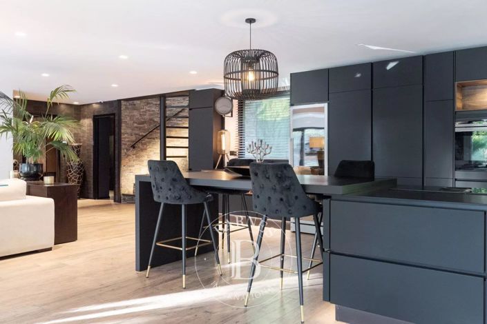 Image No.9-6 Bed House for sale