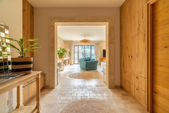 Image No.4-6 Bed House for sale