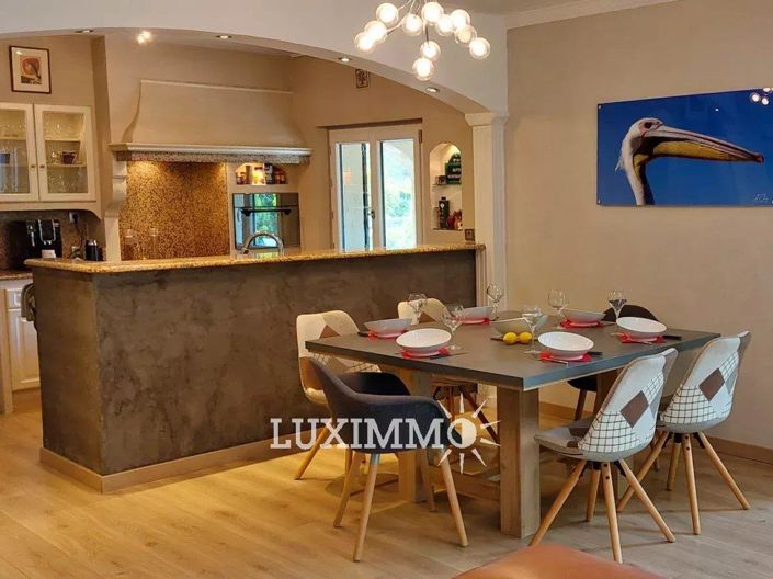 Image No.8-6 Bed House for sale