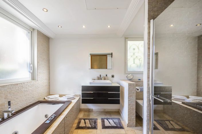 Image No.21-6 Bed House for sale