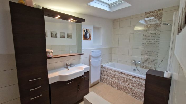 Image No.8-5 Bed House for sale