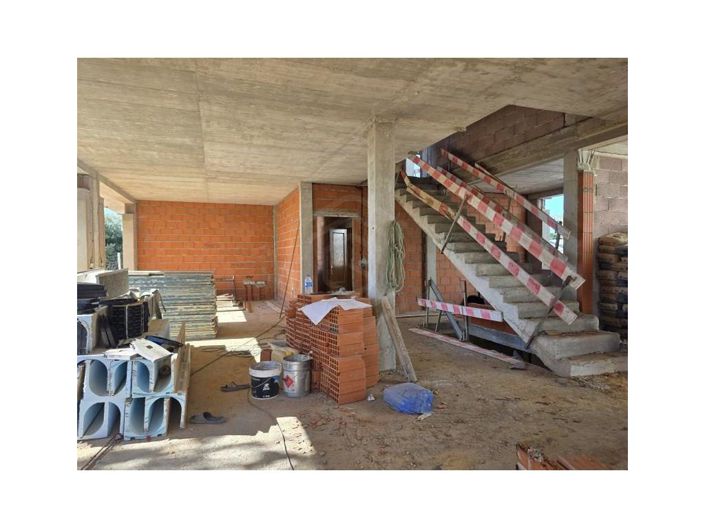 Image No.10-3 Bed House for sale