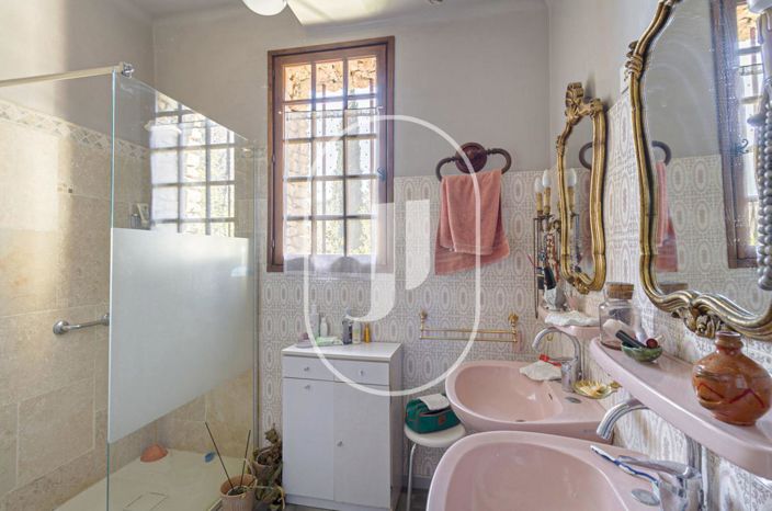 Image No.9-5 Bed House for sale