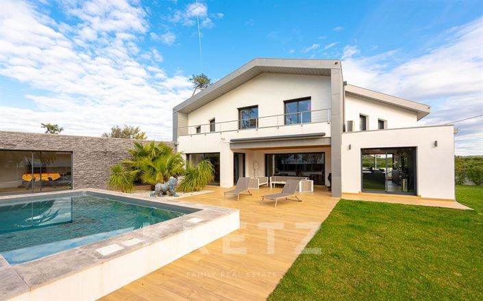 Image No.1-4 Bed House for sale