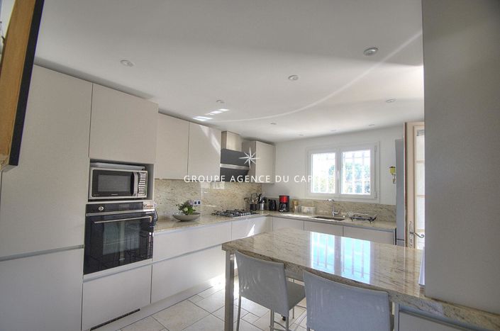 Image No.8-2 Bed House for sale