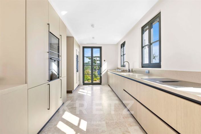 Image No.6-6 Bed House for sale