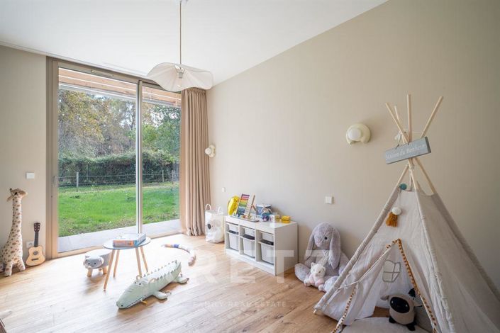 Image No.17-6 Bed House for sale