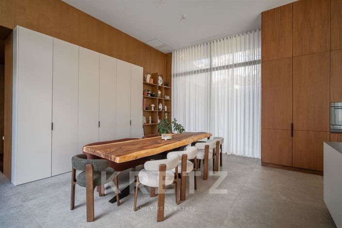 Image No.6-6 Bed House for sale