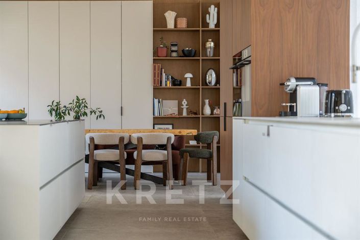 Image No.8-6 Bed House for sale