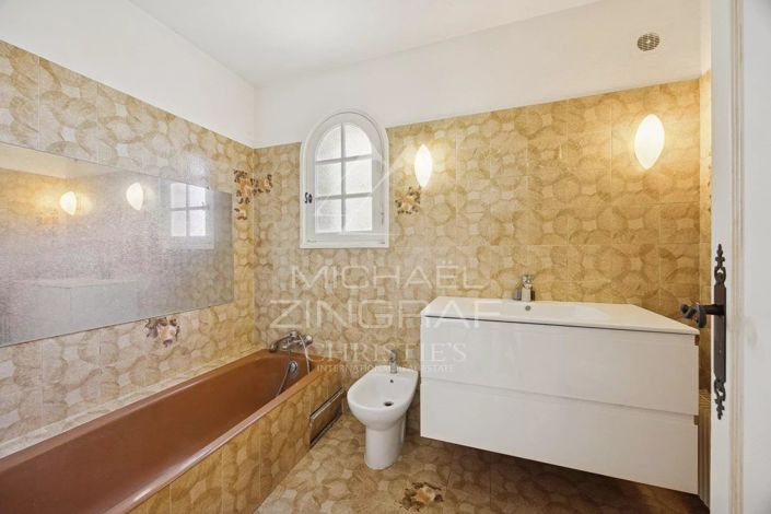 Image No.8-4 Bed House for sale