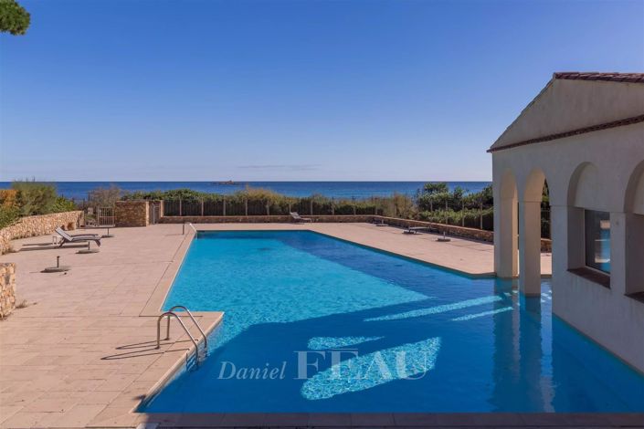 Image No.8-6 Bed House for sale