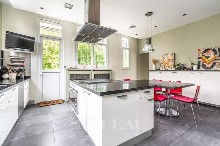 Image No.6-5 Bed House for sale