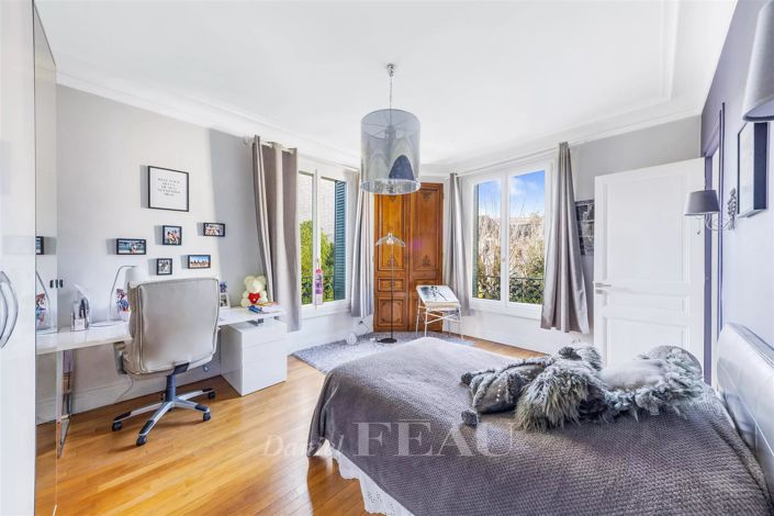 Image No.8-5 Bed House for sale