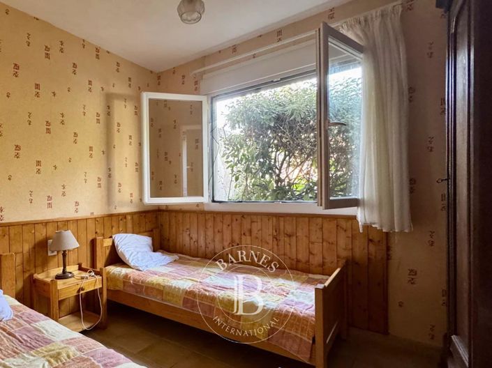 Image No.8-6 Bed House for sale