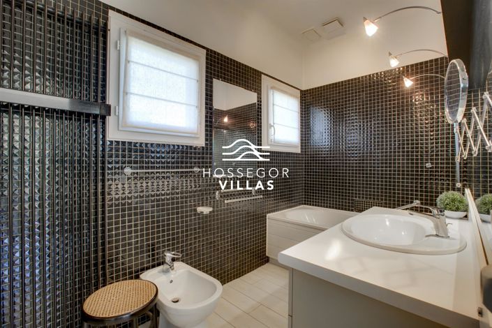 Image No.8-5 Bed House for sale