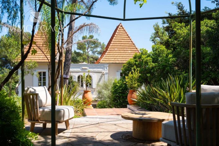 Image No.1-5 Bed House for sale