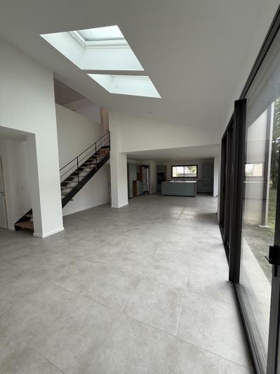 Image No.42-5 Bed House for sale