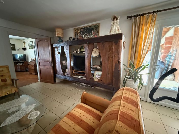 Image No.6-8 Bed House for sale