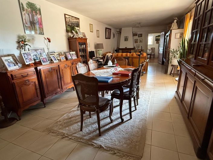 Image No.7-8 Bed House for sale