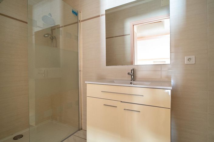 Image No.12-8 Bed House for sale