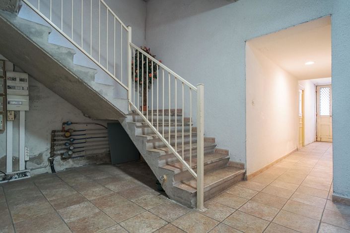 Image No.2-8 Bed House for sale