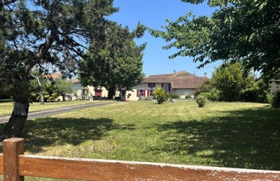 1 - Montmoreau-Saint-Cybard, House