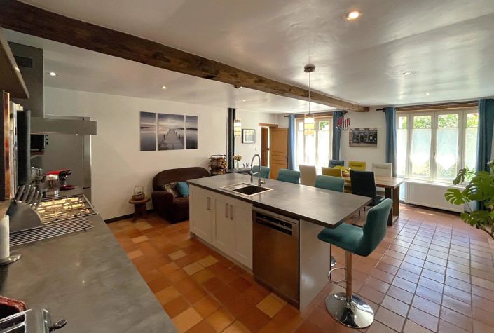 Image No.8-8 Bed House for sale