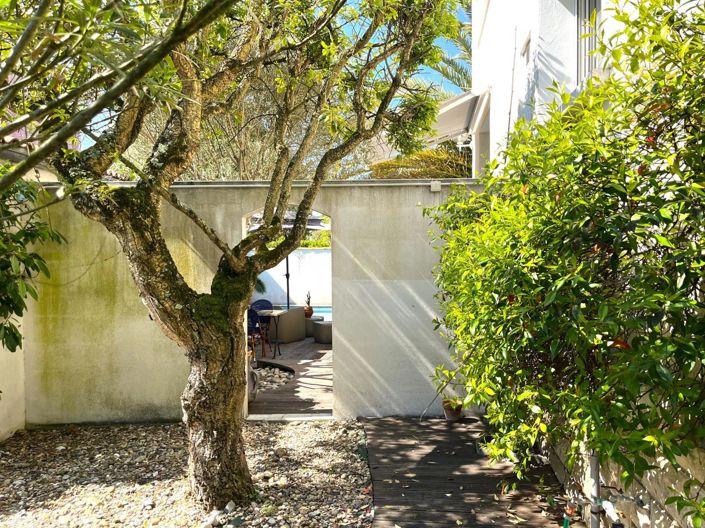 Image No.8-5 Bed House for sale