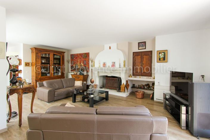 Image No.6-3 Bed Property for sale