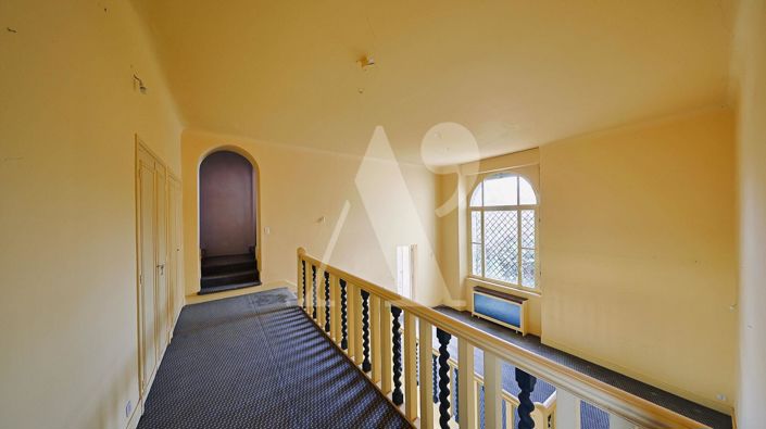 Image No.10-10 Bed Property for sale