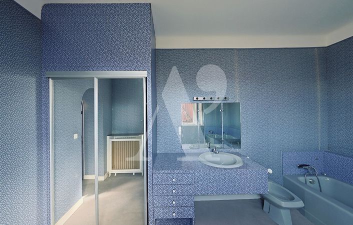 Image No.12-10 Bed Property for sale