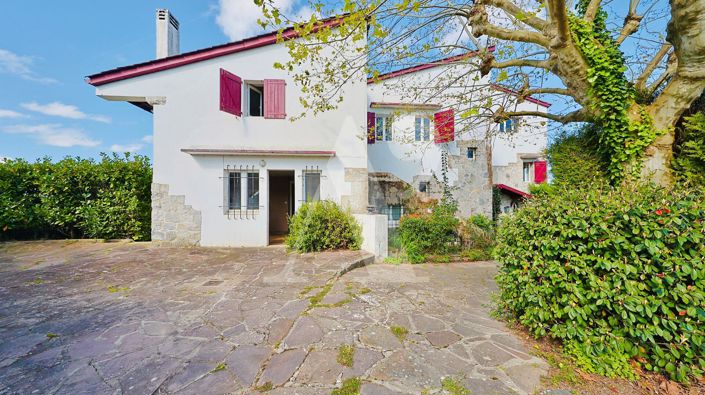 Image No.17-10 Bed Property for sale